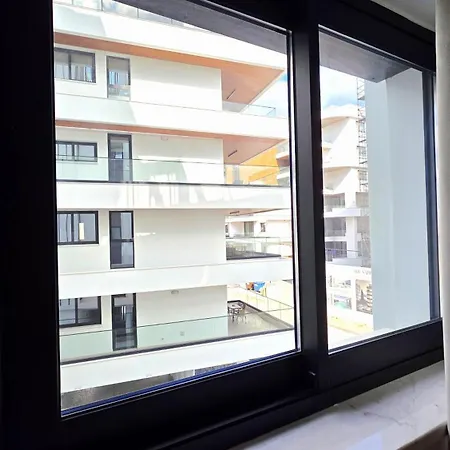 Spacious & Modern - Location Apartamento Larnaca