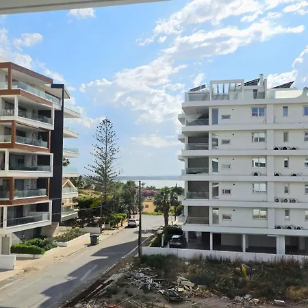 Spacious & Modern - Location Larnaca