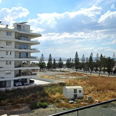 Spacious & Modern - Location Apartamento Larnaca